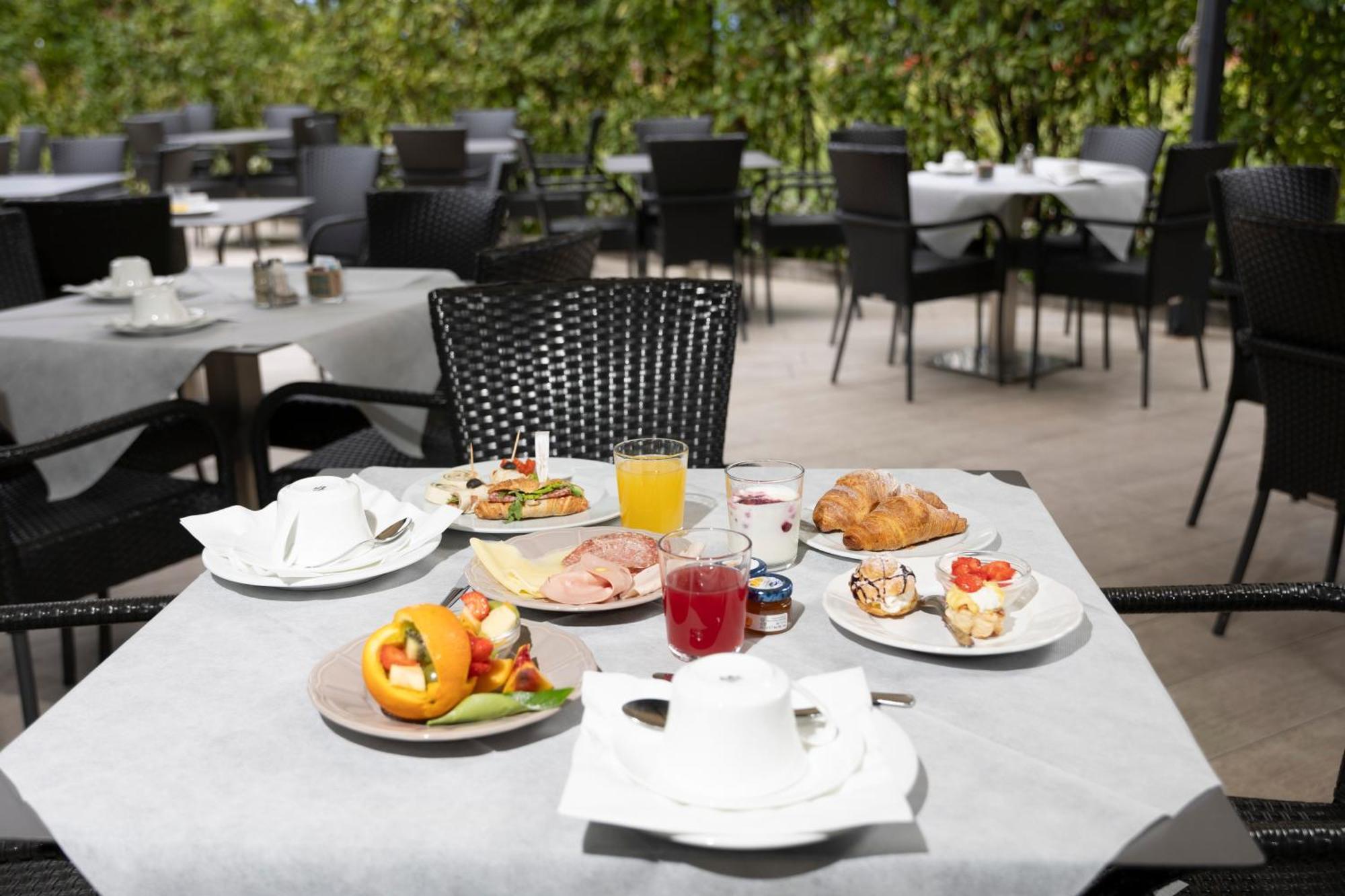 Hotel Berta Дезенцано-дель-Гарда Экстерьер фото