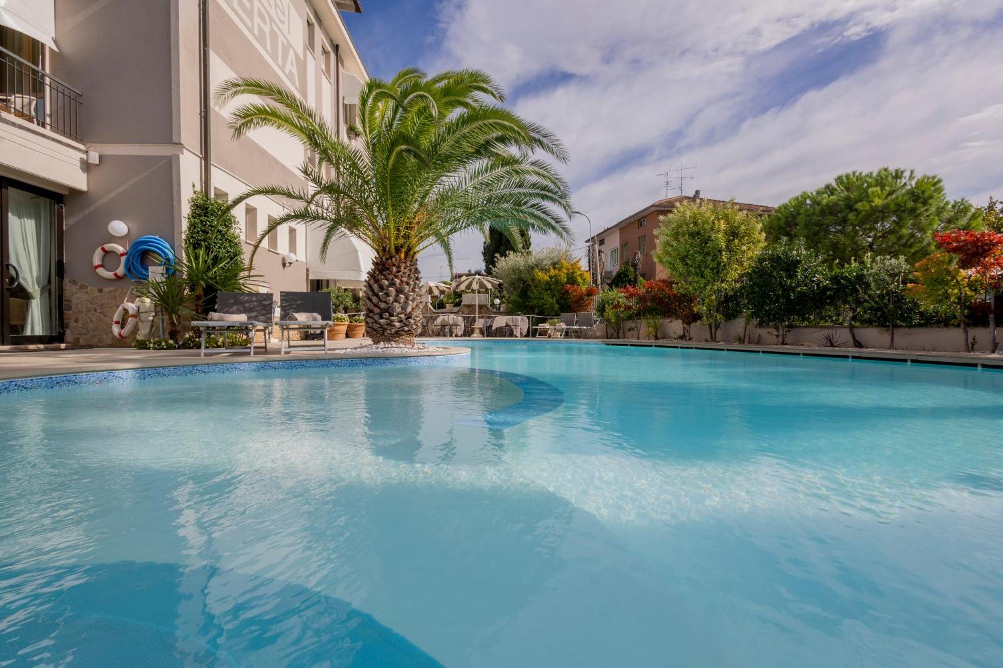Hotel Berta Дезенцано-дель-Гарда Экстерьер фото