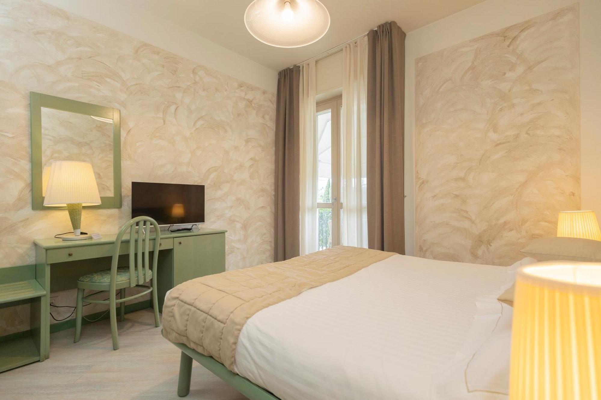 Hotel Berta Дезенцано-дель-Гарда Экстерьер фото