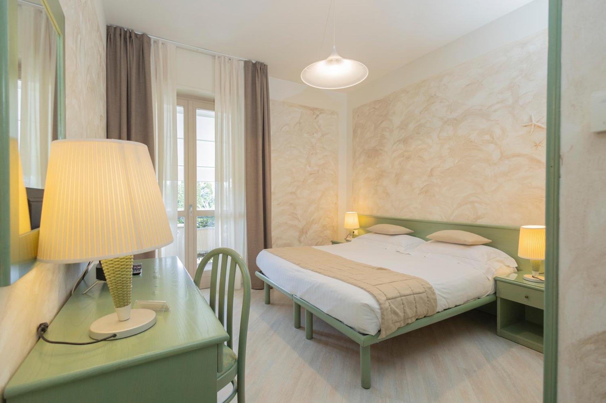 Hotel Berta Дезенцано-дель-Гарда Экстерьер фото