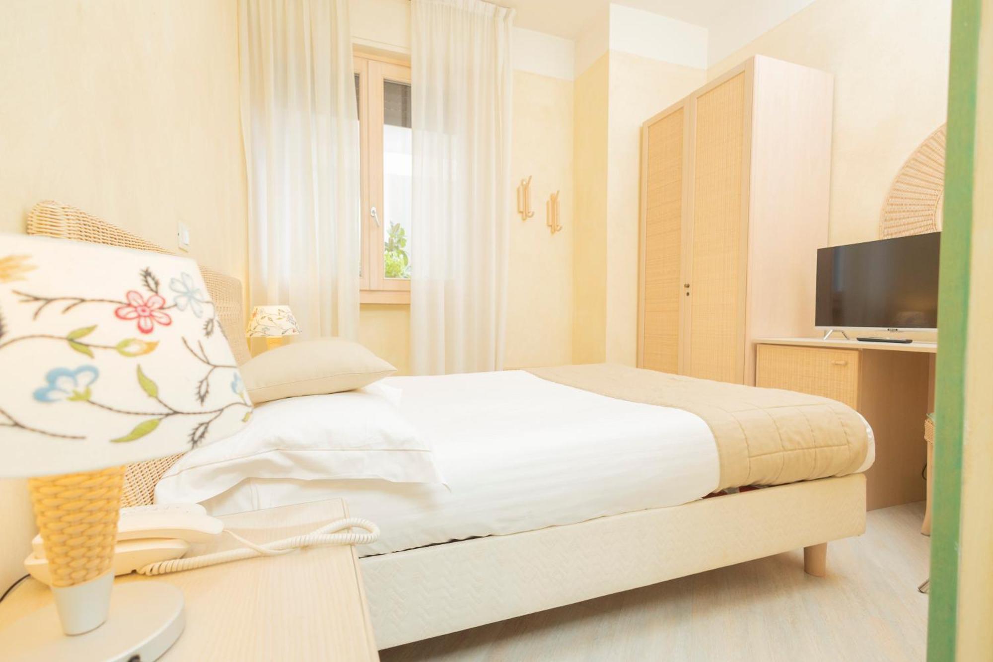 Hotel Berta Дезенцано-дель-Гарда Экстерьер фото