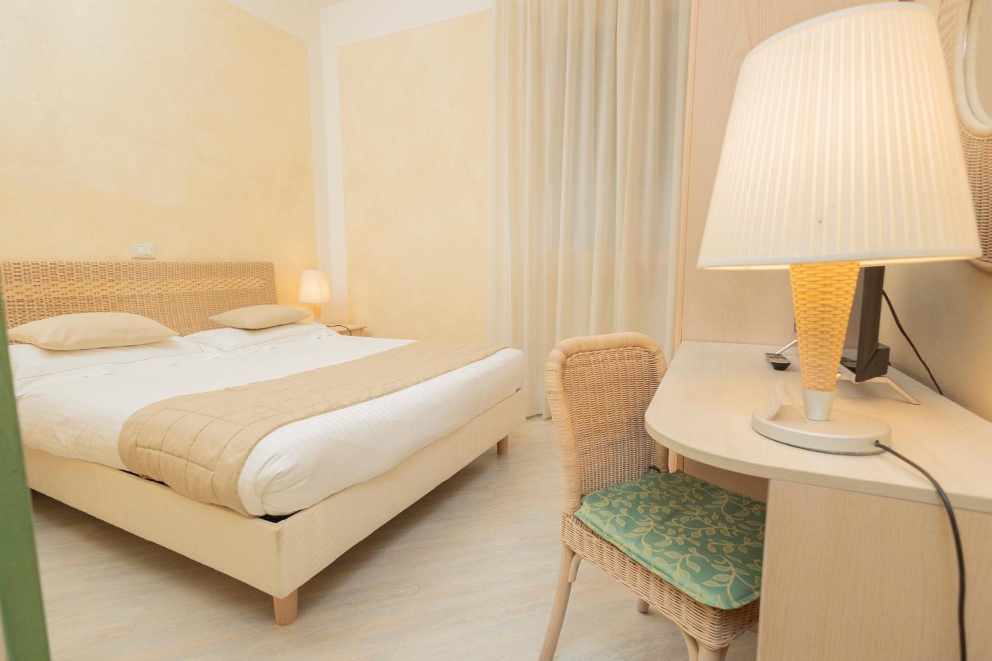 Hotel Berta Дезенцано-дель-Гарда Экстерьер фото