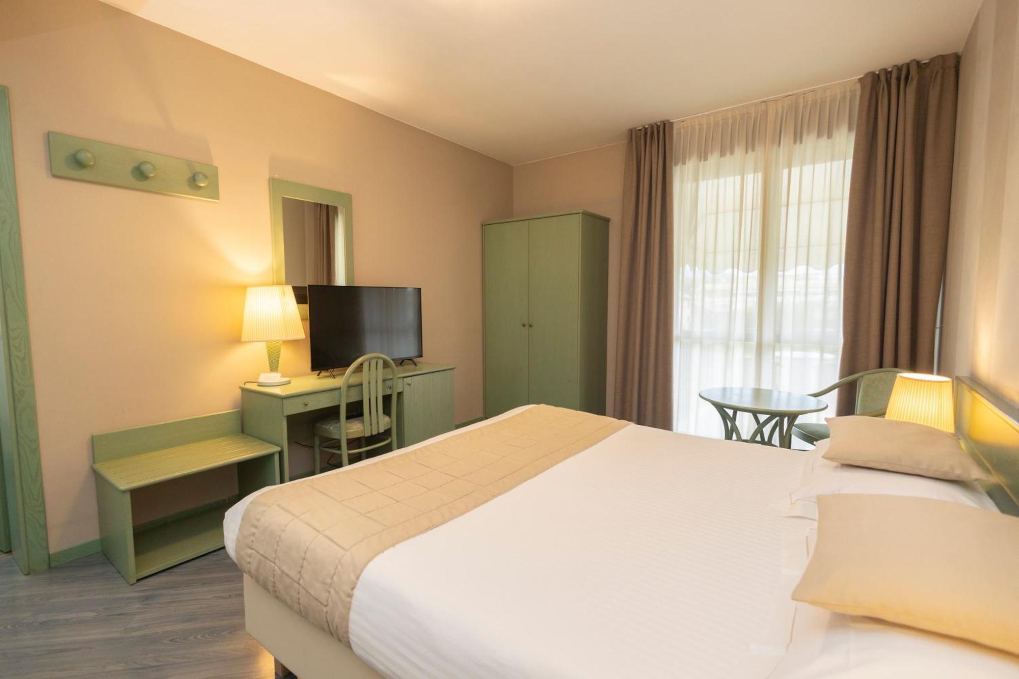 Hotel Berta Дезенцано-дель-Гарда Экстерьер фото