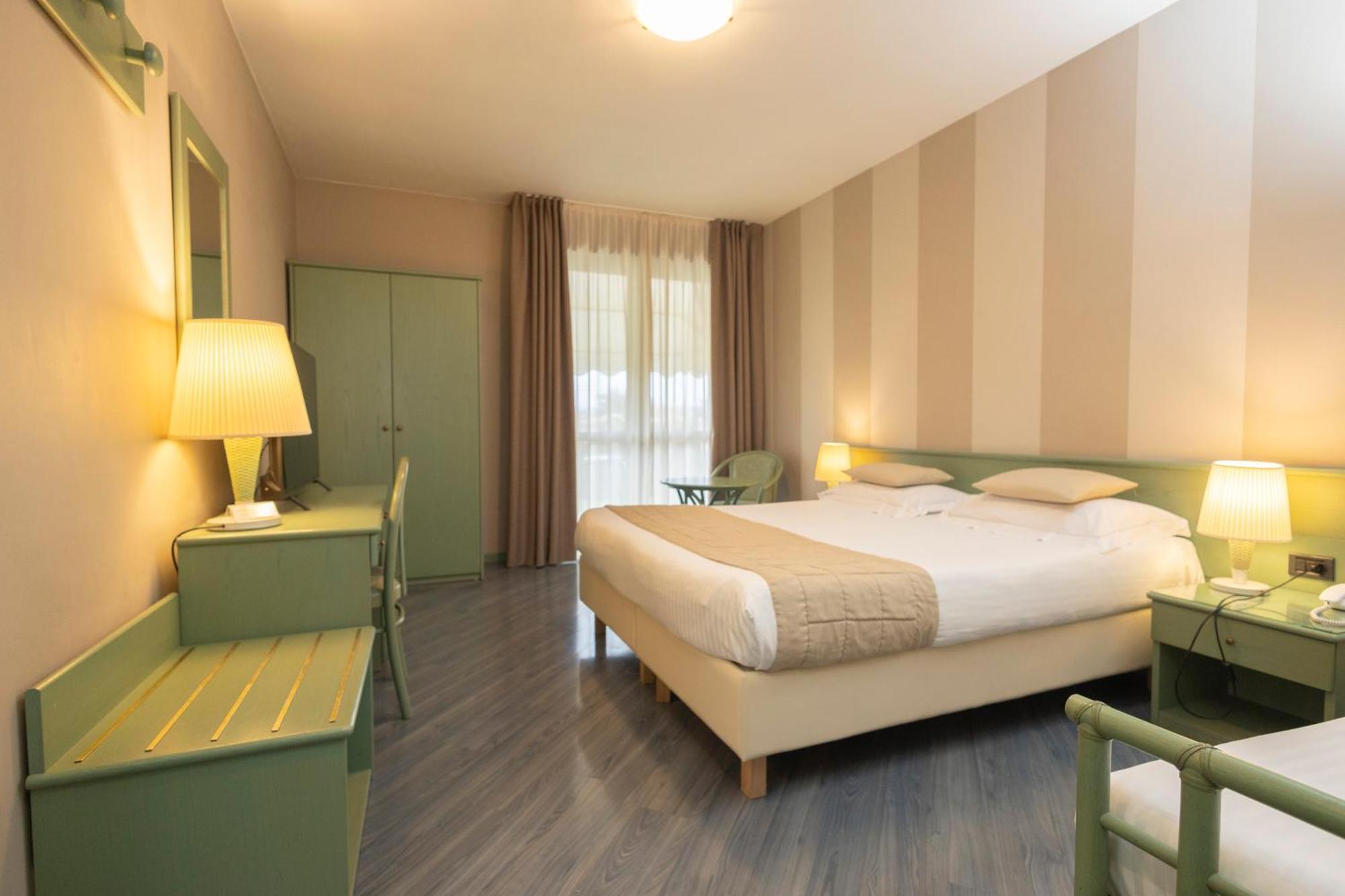 Hotel Berta Дезенцано-дель-Гарда Экстерьер фото