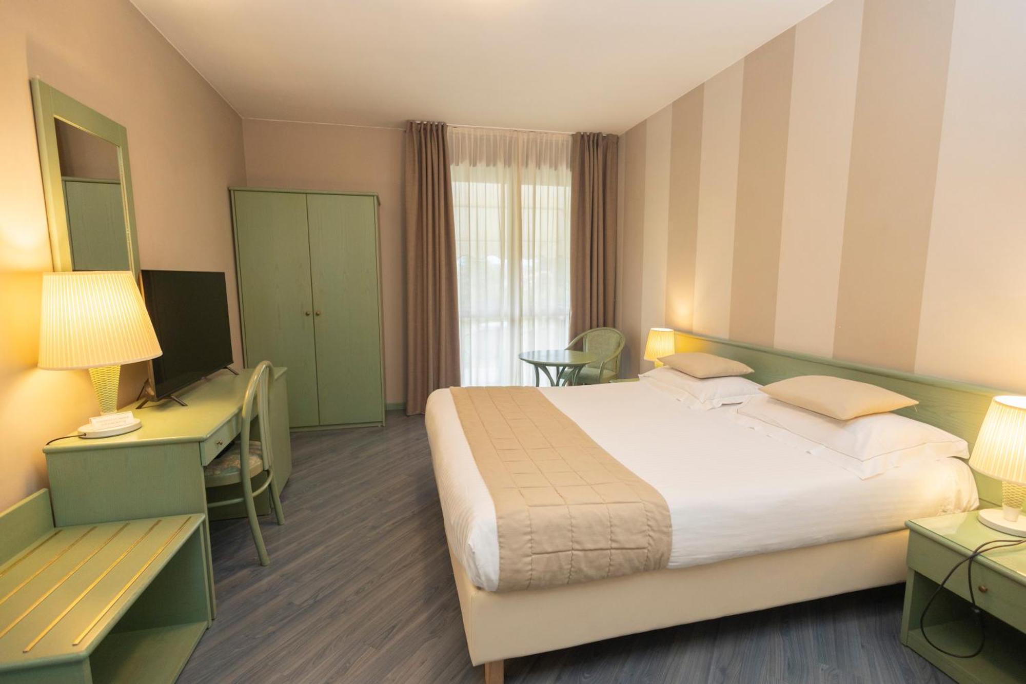 Hotel Berta Дезенцано-дель-Гарда Экстерьер фото