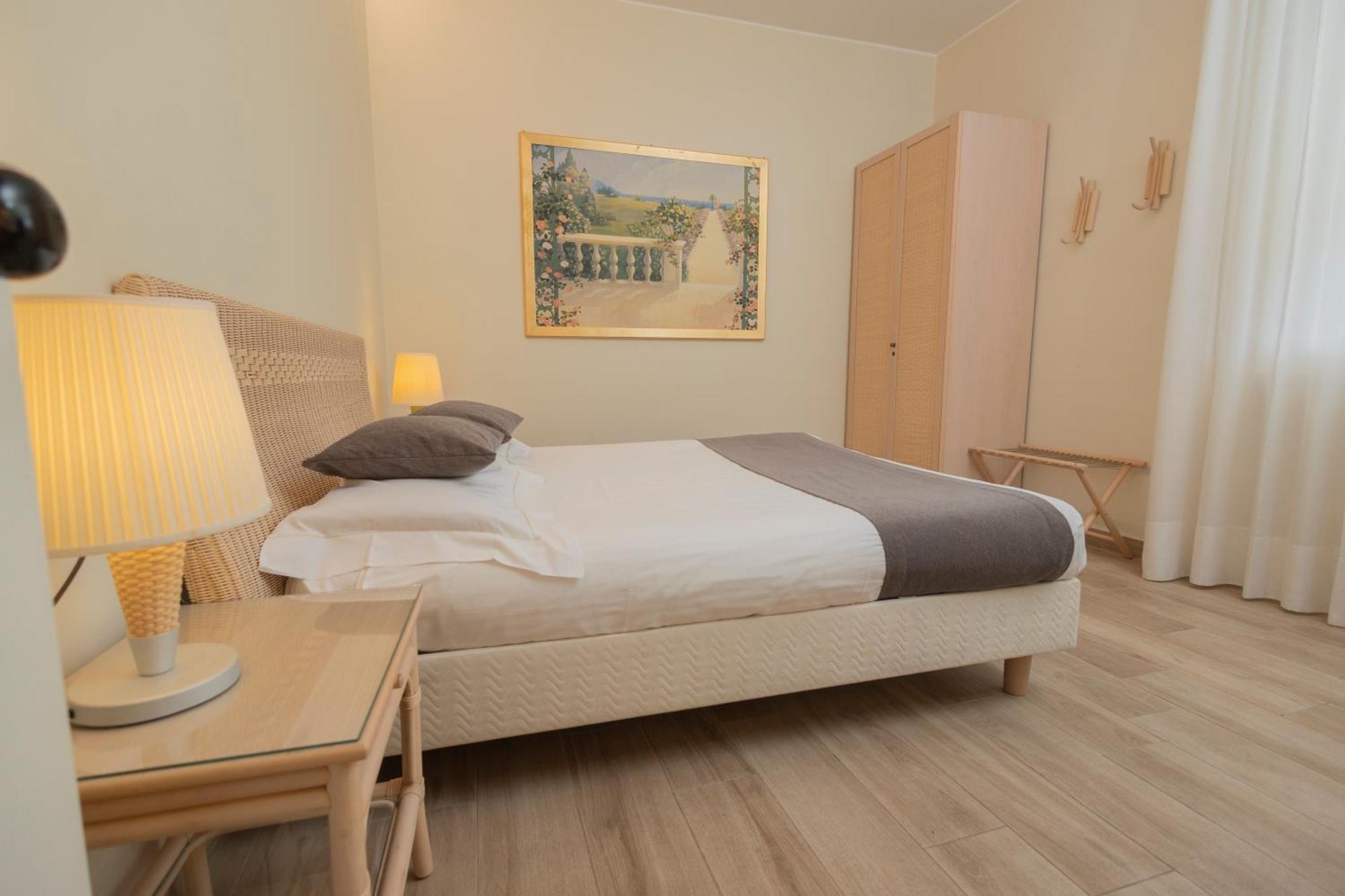 Hotel Berta Дезенцано-дель-Гарда Экстерьер фото