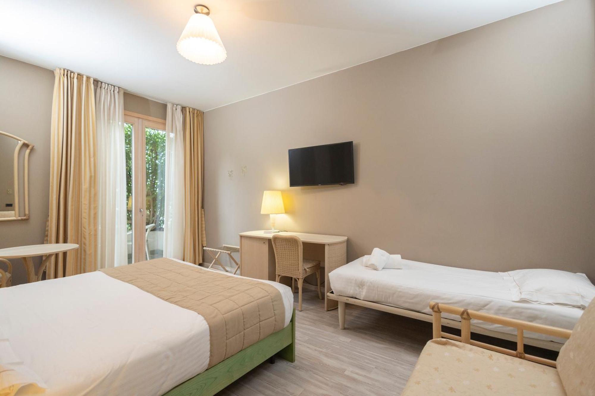 Hotel Berta Дезенцано-дель-Гарда Экстерьер фото