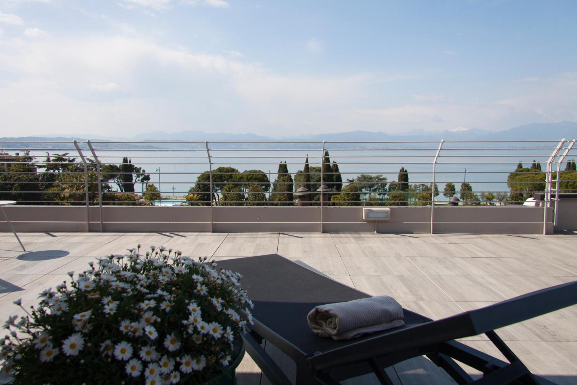 Hotel Berta Дезенцано-дель-Гарда Экстерьер фото