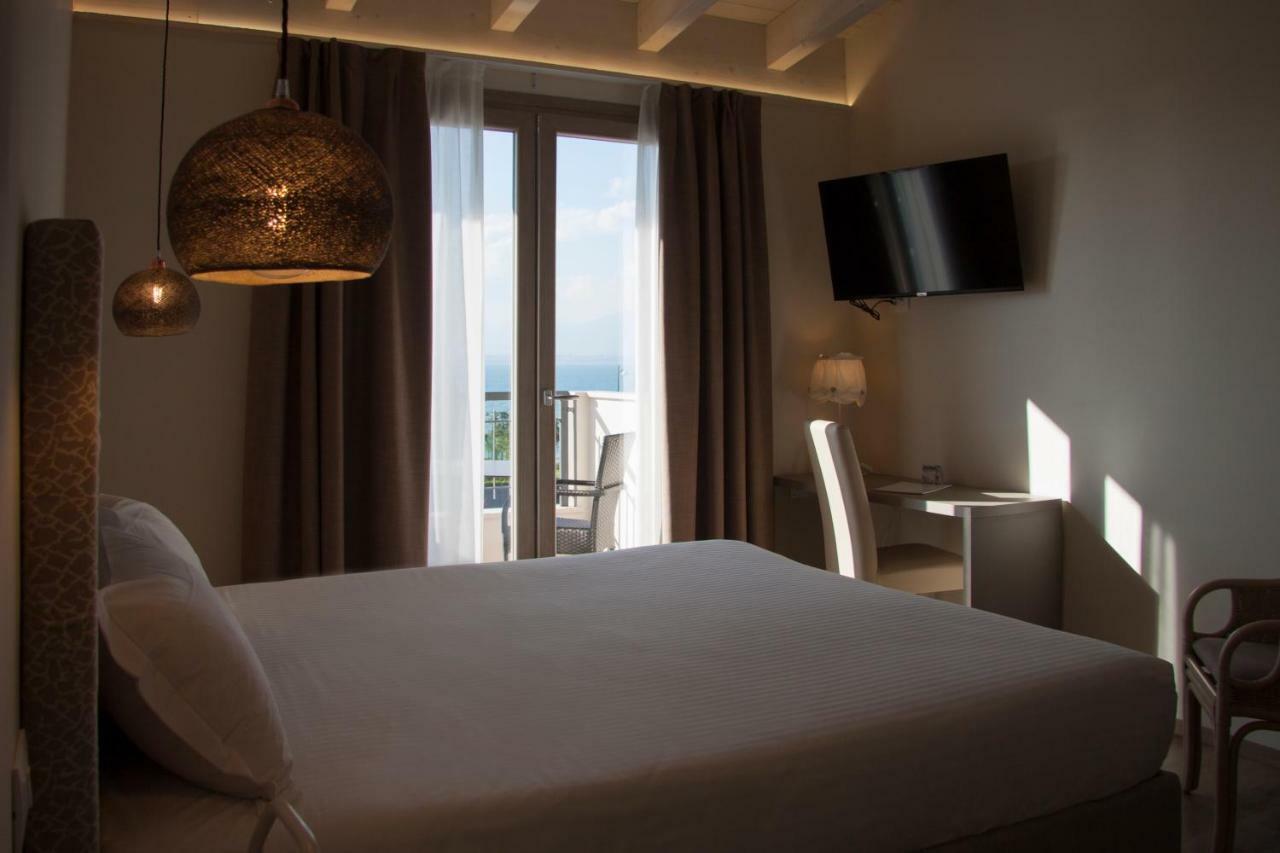 Hotel Berta Дезенцано-дель-Гарда Экстерьер фото
