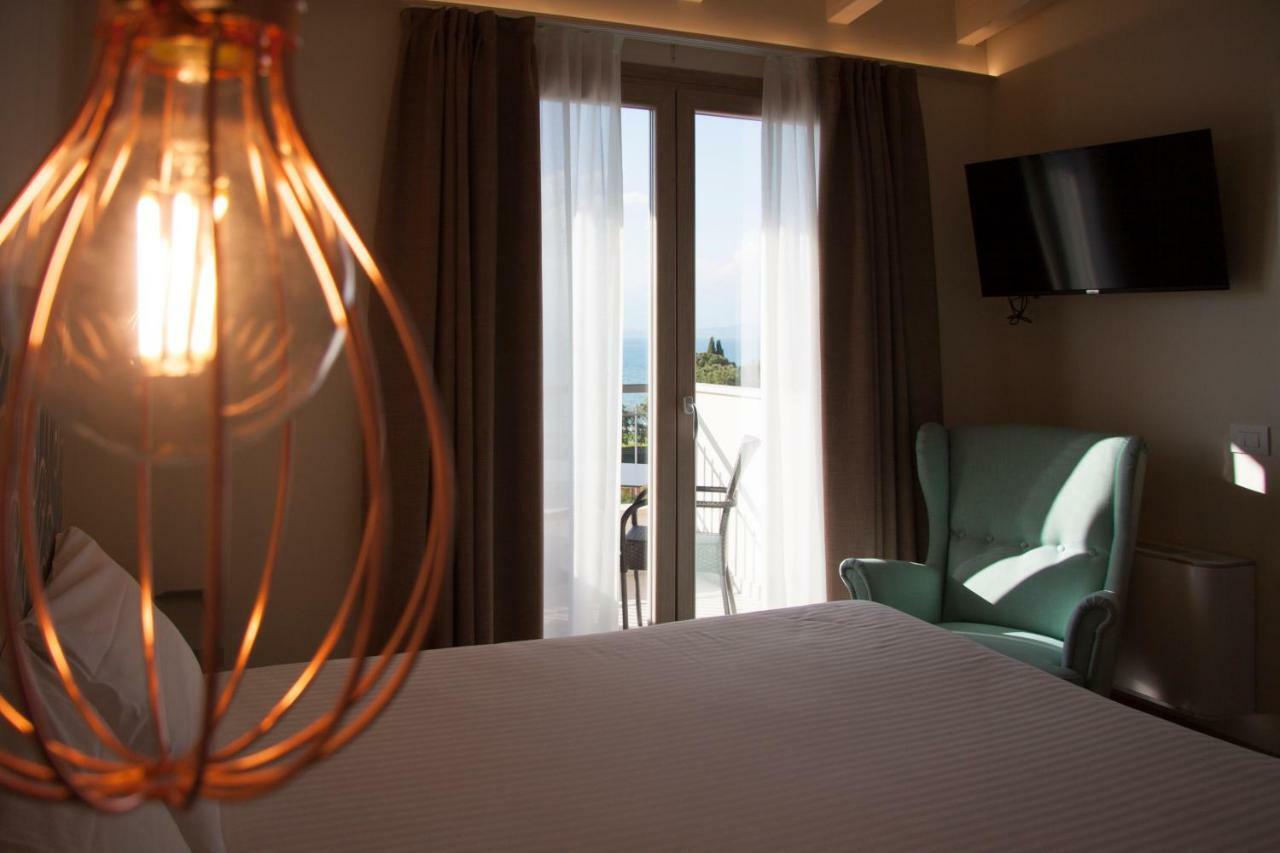 Hotel Berta Дезенцано-дель-Гарда Экстерьер фото