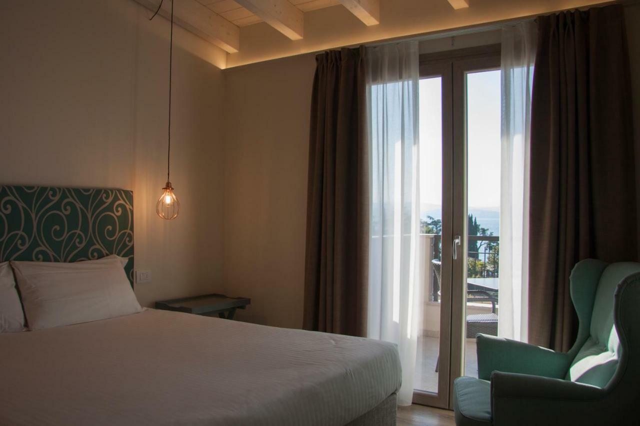 Hotel Berta Дезенцано-дель-Гарда Экстерьер фото