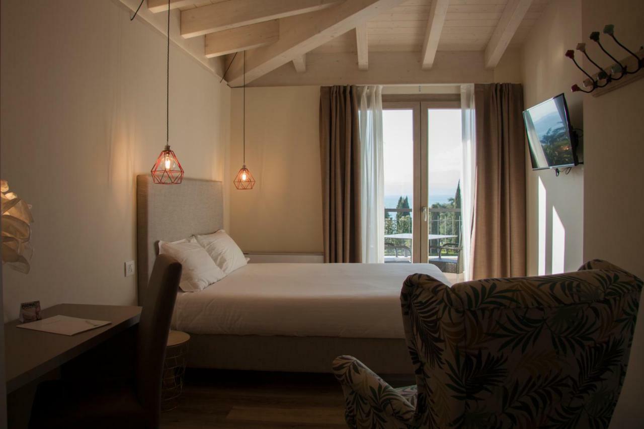 Hotel Berta Дезенцано-дель-Гарда Экстерьер фото