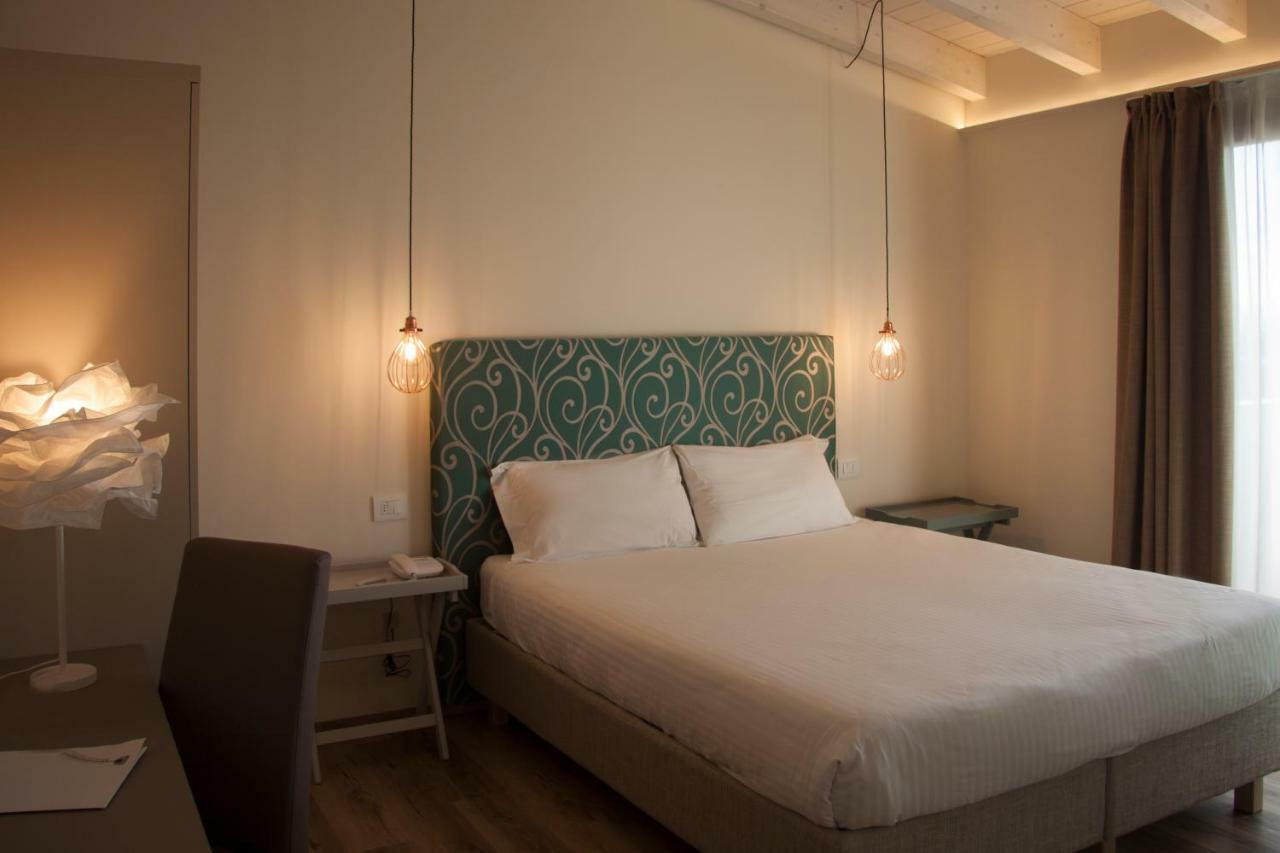 Hotel Berta Дезенцано-дель-Гарда Экстерьер фото