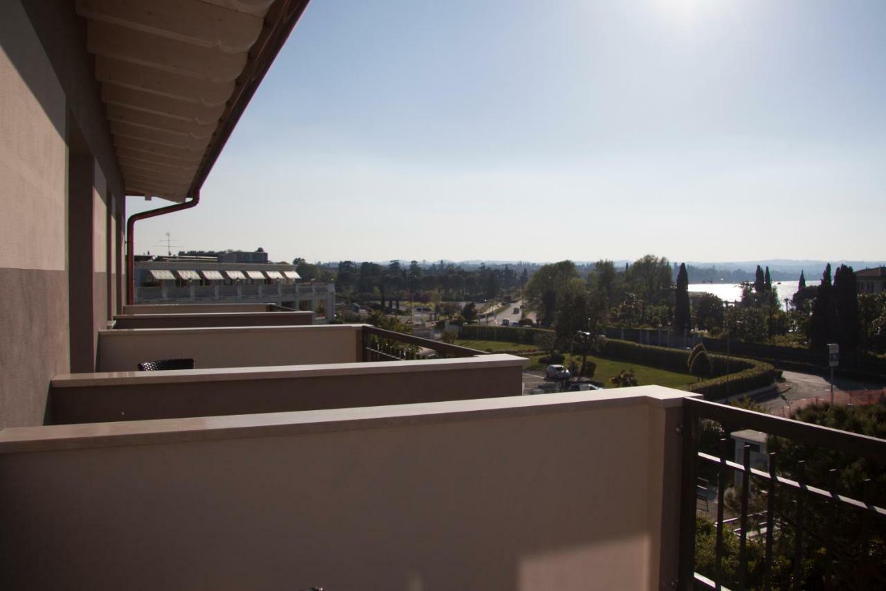 Hotel Berta Дезенцано-дель-Гарда Экстерьер фото